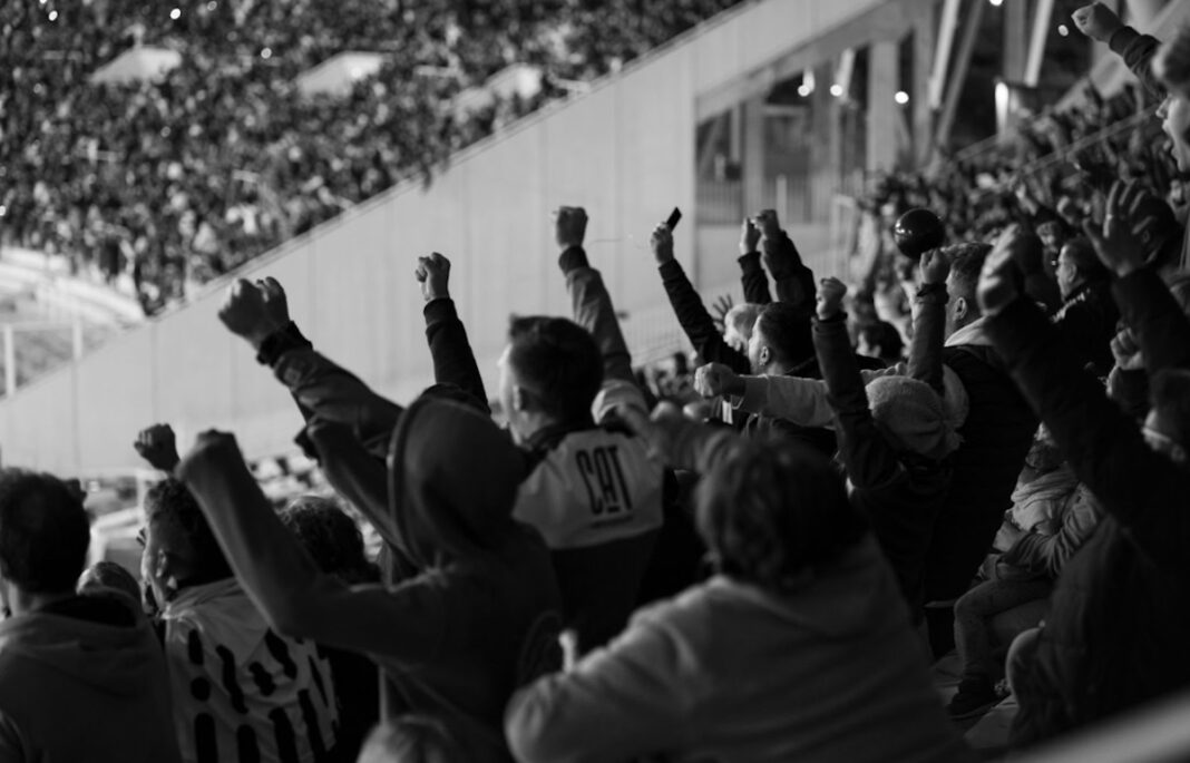 Partido-de-futbol-espectadores-©archivopub