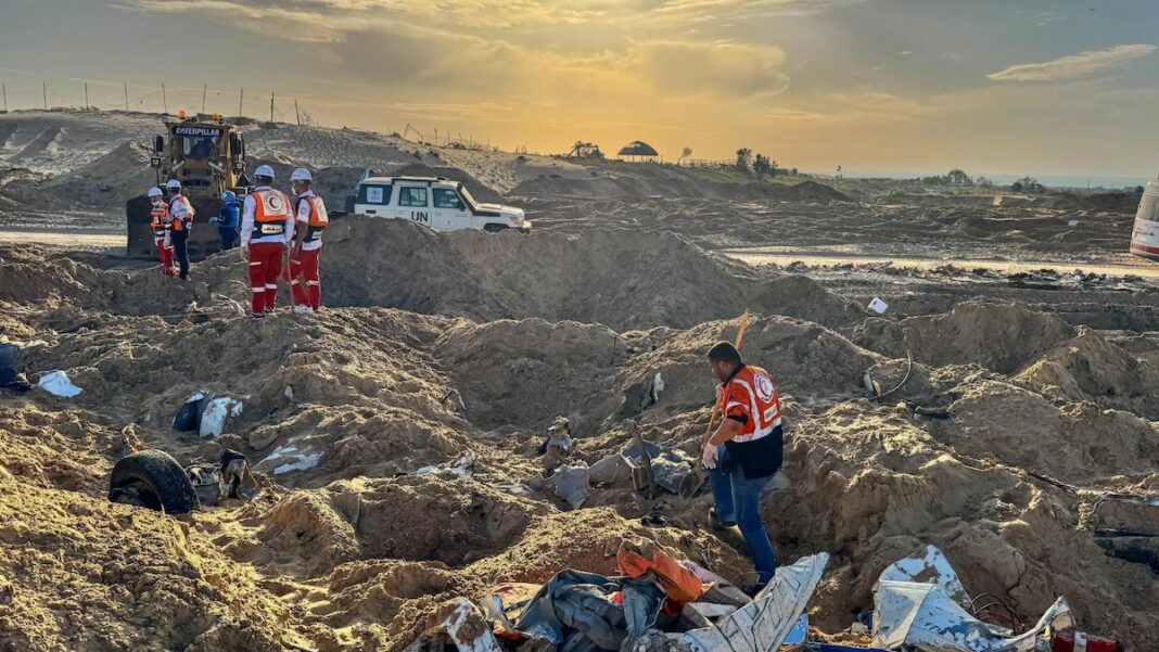 Trabajadores humanitarios buscan cadaveres de colegas en Gaza ©Ocha
