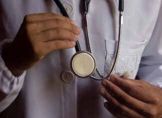 Cómo influye el acceso a servicios médicos locales en la prevención y el bienestar
