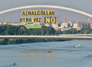 Greenpeace despliega 300 metros de pancarta en Sevilla contra la reapertura de las minas de Aznalcóllar