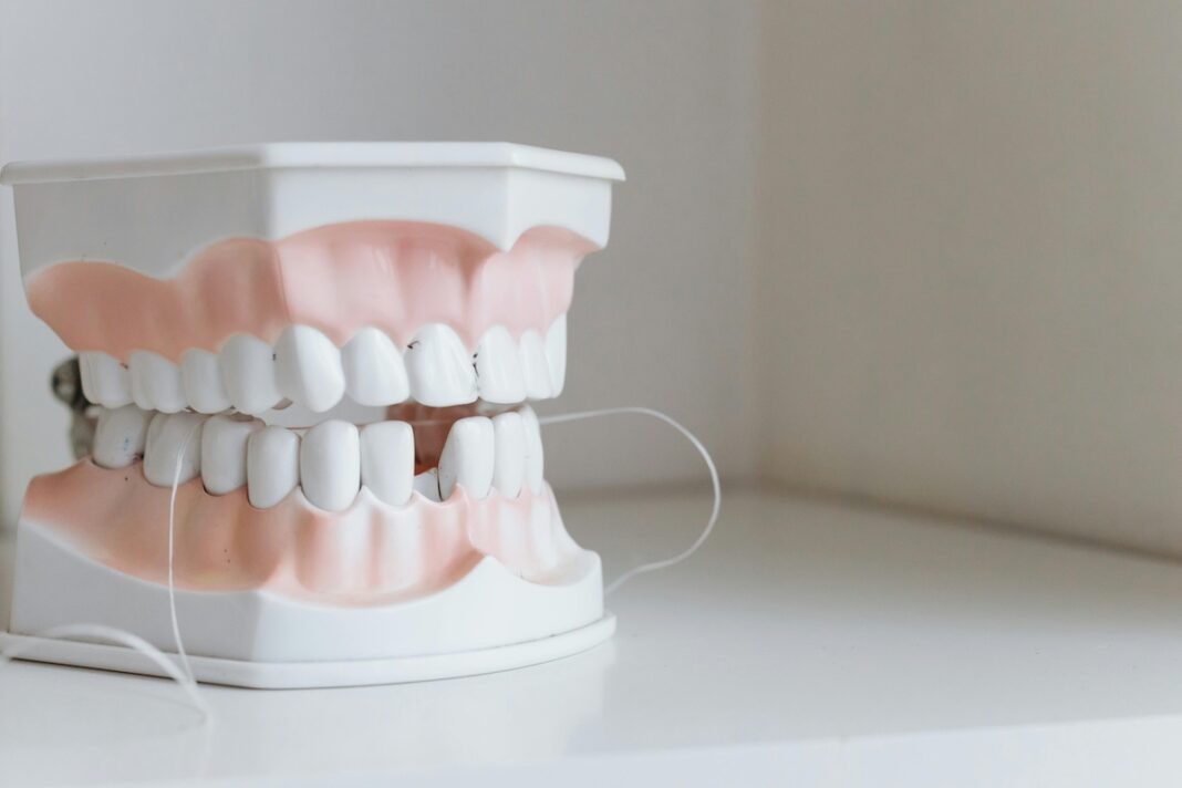 Salud dental con hilo dental ©archivopub