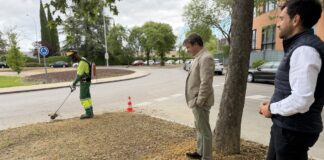 Tres Cantos, el alcalde Jesús Moreno supervisa el desbroce de zonas verdes del municipio. ©AytoTresCantos