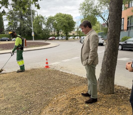 Tres Cantos, el alcalde Jesús Moreno supervisa el desbroce de zonas verdes del municipio. ©AytoTresCantos