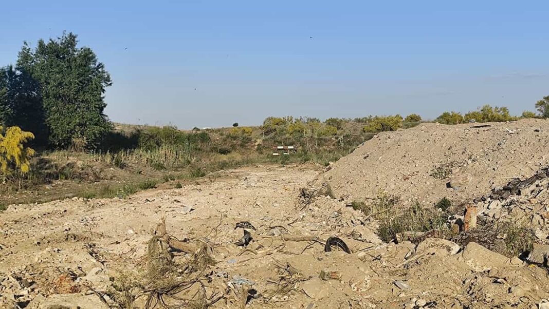 Alcorcón relleno terreno con amianto plásticos y restos vegetales ©ecologistas