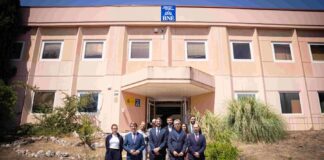 EL ministro Urtasun y el alcalde Moreno posan con sus equipos ante la nueva sede de la BNE en Tres Cantos