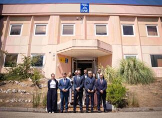 EL ministro Urtasun y el alcalde Moreno posan con sus equipos ante la nueva sede de la BNE en Tres Cantos