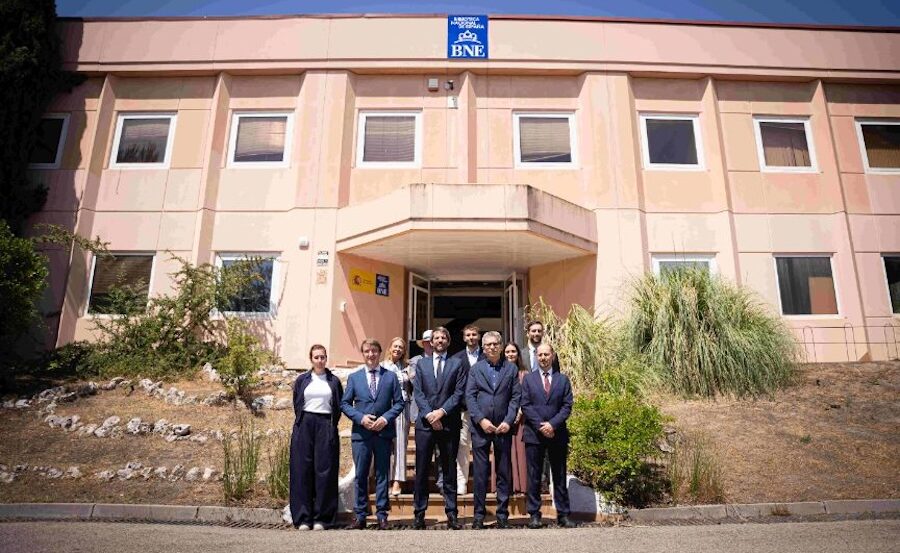 BNE sede Tres Cantos 16JUN2026 ©MinisterioCultura EL ministro Urtasun y el alcalde Moreno posan con sus equipos ante la nueva sede de la BNE en Tres Cantos