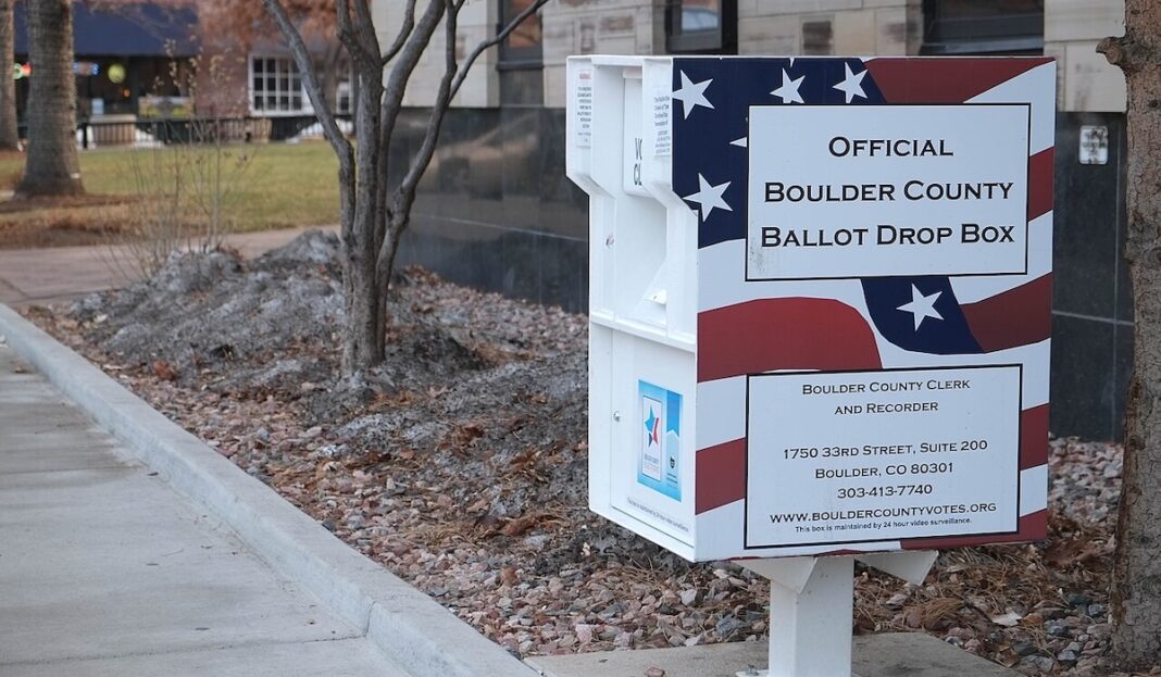 Ballot Drop Box Boulder County ©CC BY 2.0 Paul Sableman Urna oficial para depositar papeletas en Boulder County, Colorado. Foto: Paul Sableman, CC BY 2.0, vía Wikimedia Commons