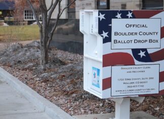 Urna oficial para depositar papeletas en Boulder County, Colorado. Foto: Paul Sableman, CC BY 2.0, vía Wikimedia Commons