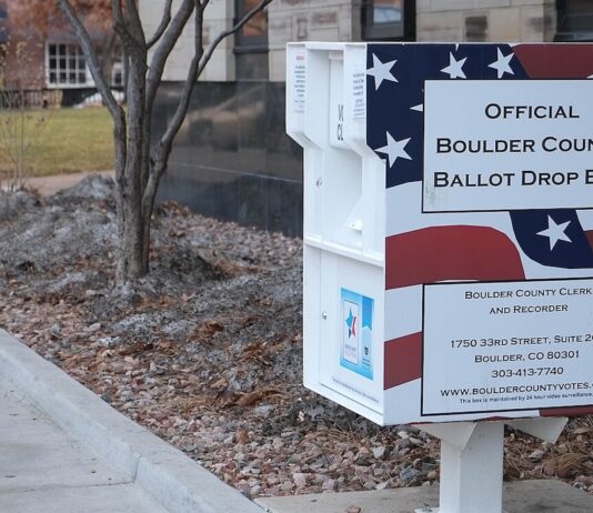 Urna oficial para depositar papeletas en Boulder County, Colorado. Foto: Paul Sableman, CC BY 2.0, vía Wikimedia Commons