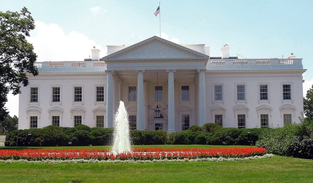 Casa Blanca fachada norte ©Nishkid64 : Wikimedia Commons : Dominio público La Casa Blanca, sede del poder ejecutivo estadounidense, en Washington D. C.