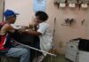 Una doctora mide la presión arterial de un paciente en una clínica de Centro Habana. La atención primaria se ha visto afectada negativamente por el bloqueo petrolero de Estados Unidos a Cuba. Foto: Jorge Luis Baños / IPS