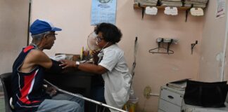 Una doctora mide la presión arterial de un paciente en una clínica de Centro Habana. La atención primaria se ha visto afectada negativamente por el bloqueo petrolero de Estados Unidos a Cuba. Foto: Jorge Luis Baños / IPS