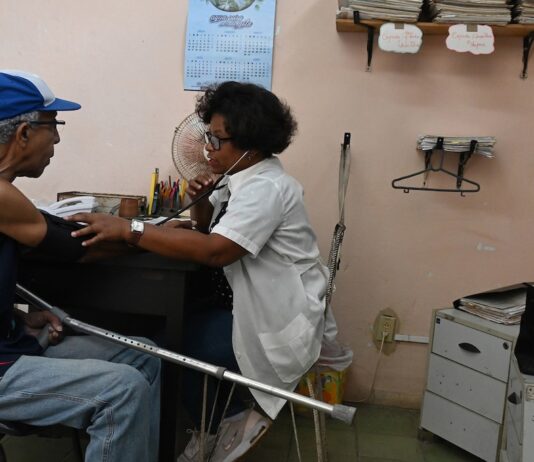 Una doctora mide la presión arterial de un paciente en una clínica de Centro Habana. La atención primaria se ha visto afectada negativamente por el bloqueo petrolero de Estados Unidos a Cuba. Foto: Jorge Luis Baños / IPS