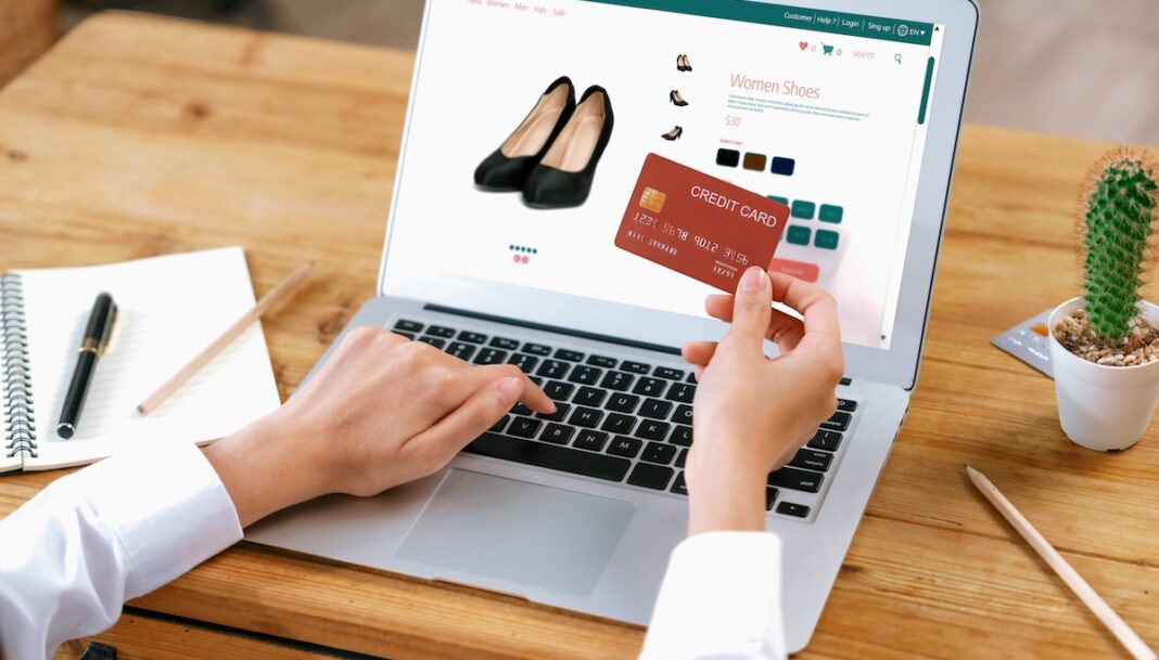 Compras online zapatos ©123RF