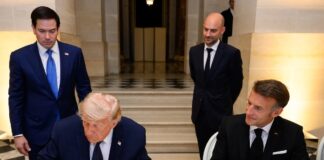 El presidente Donald J. Trump firma un Memorando de Entendimiento entre la República Islámica de Irán y los Estados Unidos en el Palacio de Versalles, Francia, el 17 de junio ©whitehouse