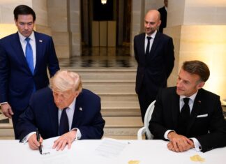 El presidente Donald J. Trump firma un Memorando de Entendimiento entre la República Islámica de Irán y los Estados Unidos en el Palacio de Versalles, Francia, el 17 de junio ©whitehouse