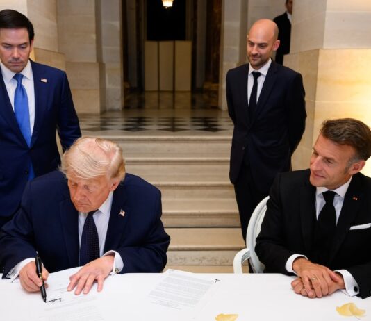El presidente Donald J. Trump firma un Memorando de Entendimiento entre la República Islámica de Irán y los Estados Unidos en el Palacio de Versalles, Francia, el 17 de junio ©whitehouse