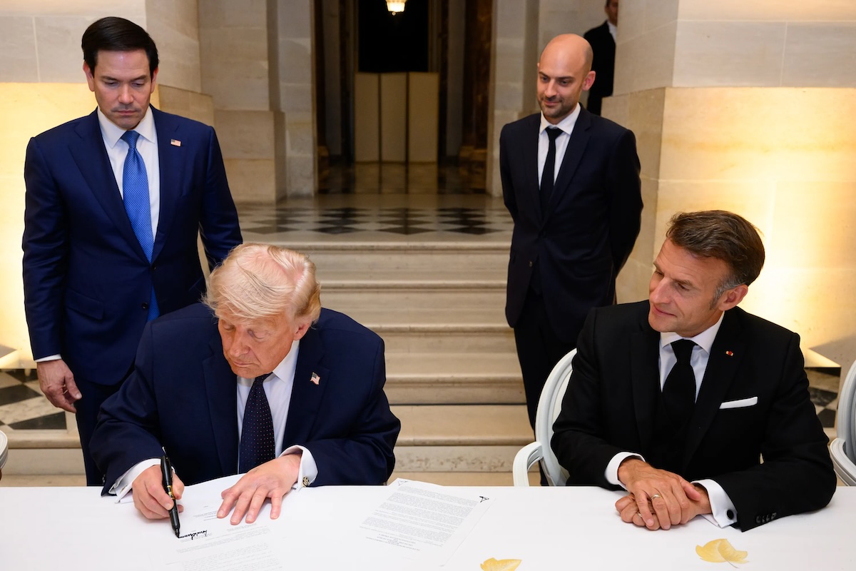 Donald Trump firma Memorando Irán en el Francia 17JUN2026 ©whitehouse El presidente Donald J. Trump firma un Memorando de Entendimiento entre la República Islámica de Irán y los Estados Unidos en el Palacio de Versalles, Francia, el 17 de junio ©whitehouse