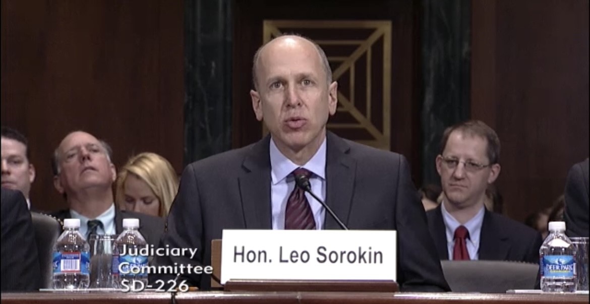 Juez Leo Sorokin en un comité legislativo ©wikidata