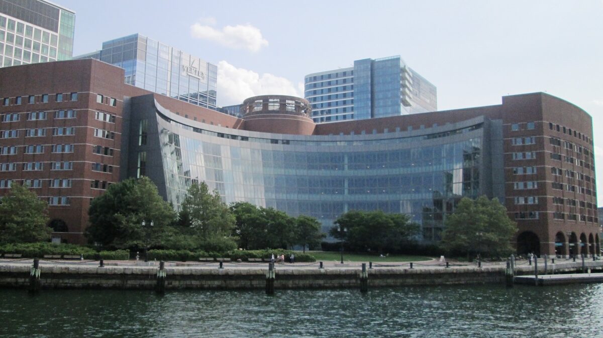 Juzgado Moakley Boston Harbor ©Creative Commons Attribution-ShareAlike 4.0 El tribunal federal John Joseph Moakley, en Boston, sede del fallo que bloqueó gran parte de la orden electoral de Donald Trump