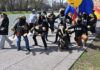 Manifestantes disfrazados de agentes de la ICE y una gran figura inflable de Trump junto al estanque reflectante durante una marcha desde el Cementerio Nacional de Arlington hasta Constitution Gardens como parte de la protesta "No Kings" del 28 de marzo de 2026. © G.EdwardJohnson Wikimedia Commons