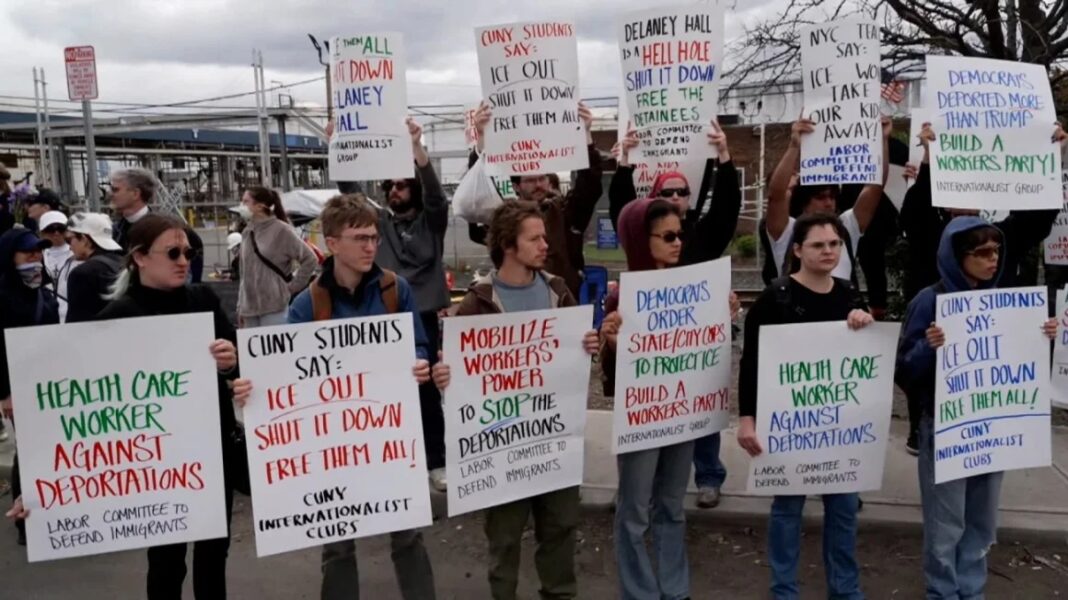 Newark manifestantes anti-ice Delaney Hall ©fotograma Newark: manifestantes anti-ICE en Delaney Hall ©fotograma