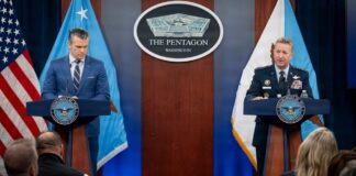 El secretario de Guerra, Pete Hegseth, y el jefe del Estado Mayor Conjunto, Dan Caine, durante una rueda de prensa sobre la operación estadounidense contra Irán. ©Chief Mass Communication Specialist James Mullen / DOW / DVIDS.
