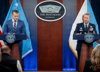 El secretario de Guerra, Pete Hegseth, y el jefe del Estado Mayor Conjunto, Dan Caine, durante una rueda de prensa sobre la operación estadounidense contra Irán. ©Chief Mass Communication Specialist James Mullen / DOW / DVIDS.