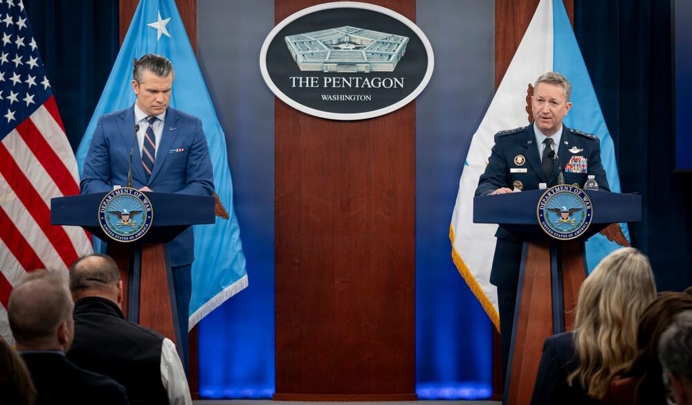 Pete Hegseth y Dan Caine sobre Irán ©Chief Mass Communication Specialist James Mullen : DOW : DVIDS. El secretario de Guerra, Pete Hegseth, y el jefe del Estado Mayor Conjunto, Dan Caine, durante una rueda de prensa sobre la operación estadounidense contra Irán. ©Chief Mass Communication Specialist James Mullen / DOW / DVIDS.