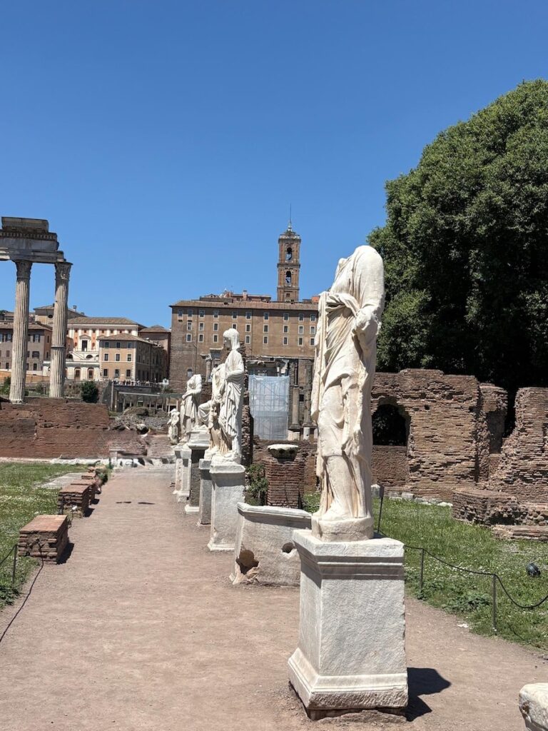 Roma: Foro Conjunto estatuas Vestales ©PA-LGC