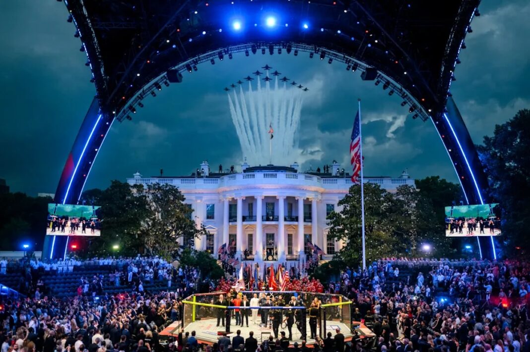 UFC en la Casa Blanca ©Official White House Photo by Daniel Torok Trump asiste al evento UFC en el jardín sur de la Casa Blanca, con el octógono y el sobrevuelo aéreo. ©Official White House Photo by Daniel Torok