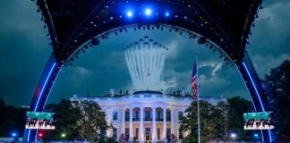 Trump asiste al evento UFC en el jardín sur de la Casa Blanca, con el octógono y el sobrevuelo aéreo. ©Official White House Photo by Daniel Torok