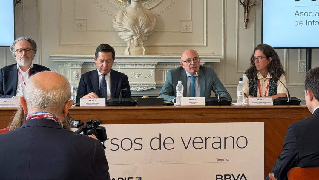 UIMP mesa apertura 20260622 ©javierbarrio De derecha a izquierda: Macarena Muñoz, presidenta de APIE, el rector Ángel Pelayo, el presidente del BBVA Carlos Torres y Miguel Ángel Noceda, director del seminario