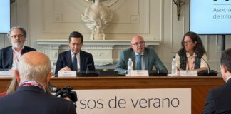 De derecha a izquierda: Macarena Muñoz, presidenta de APIE, el rector Ángel Pelayo, el presidente del BBVA Carlos Torres y Miguel Ángel Noceda, director del seminario