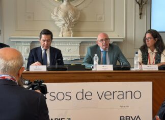 De derecha a izquierda: Macarena Muñoz, presidenta de APIE, el rector Ángel Pelayo, el presidente del BBVA Carlos Torres y Miguel Ángel Noceda, director del seminario
