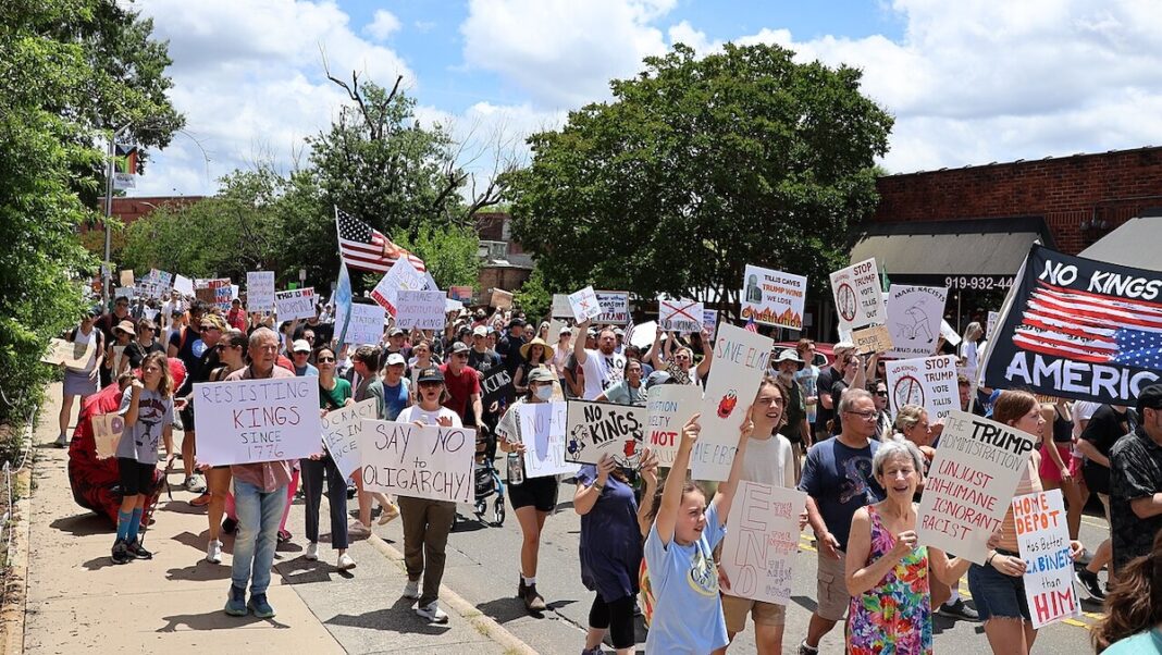 protesta «No Kings» en Carrboro, Carolina del Norte ©Hameltion : Wikimedia Commons, CC BY-SA 4.0