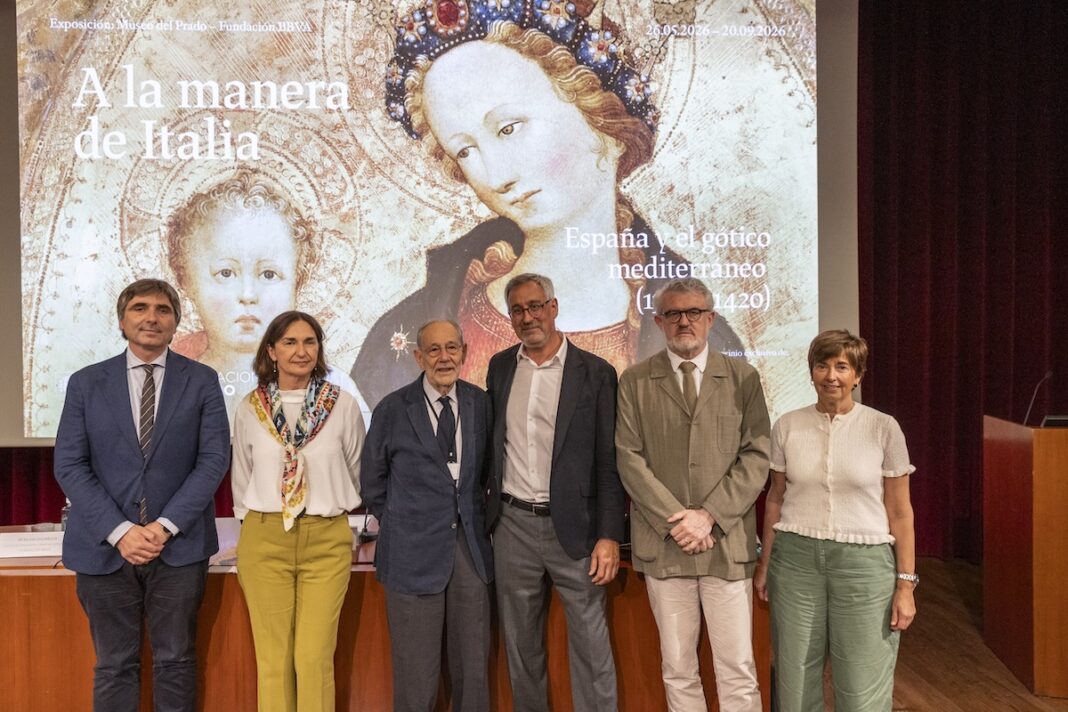 De izquierda a derecha: Alfonso Palacio, Director Adjunto de Conservación e Investigación del Museo Nacional del Prado; Silvia Churruca, Directora de Comunicación y Relaciones Institucionales de la Fundación BBVA; Javier Solana, Presidente del Real Patronato del Museo del Prado; Joan Molina, Comisario de la exposición y jefe de Colección de pintura europea hasta 1500 del Museo Nacional del Prado; Miguel Falomir, Director del Museo Nacional del Prado, y Marina Chinchilla, Directora Adjunta de Administración del Museo Nacional del Prado, durante la presentación de la exposición. Foto © Museo Nacional del Prado