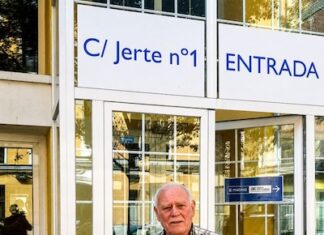 Alejandro Ibáñez, el último del barracón Alejandro Ibañez en el portal de la calle Jerte
