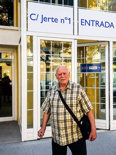 Alejandro Ibañez en el portal de la calle Jerte