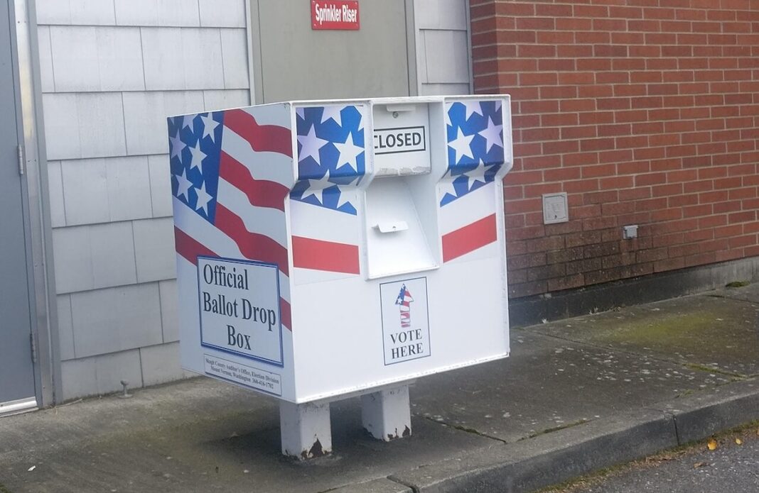 Ballot Drop Box Cliffordsnow ©CC BY-SA 4.0 Wikimedia Commons Buzón electoral en el estado de Washington.