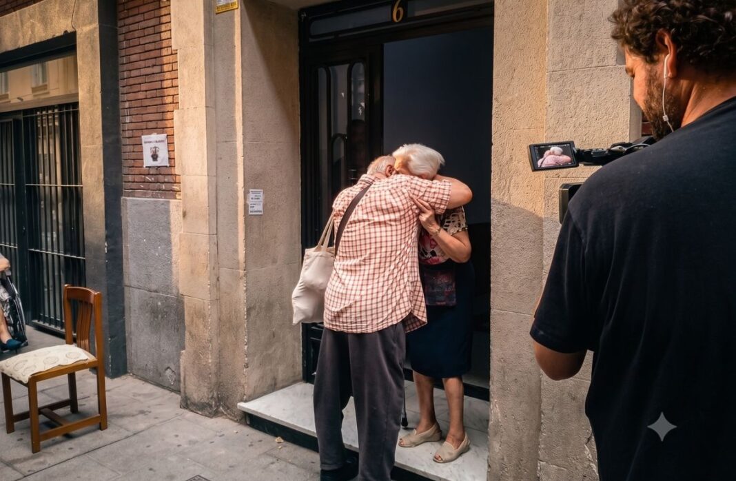Desahucio abrazo Alejandro Paquita ©avallespin
