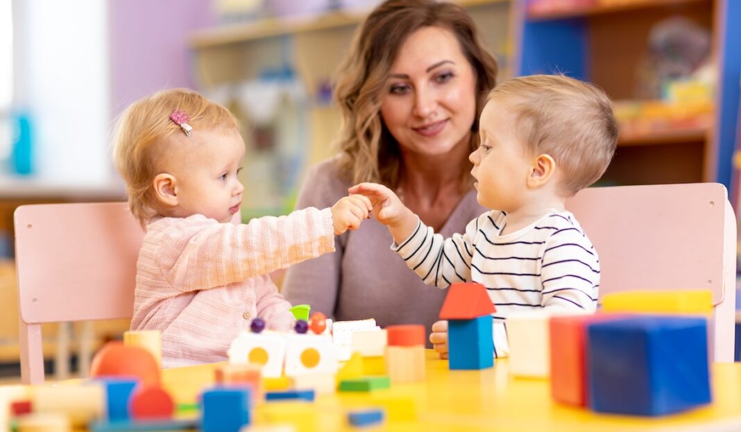 Escuela infantil maestra ©123RF