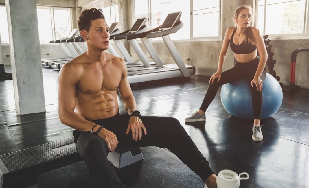 Gimnasio culturismo pareja @123RF