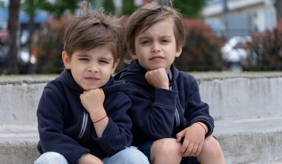 Hermanos gemelos ©123RF
