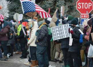 Protesta contra ICE ante el edificio Whipple de Minneapolis, sede de DHS e ICE, en enero de 2026. / Fibonacci Blue, CC BY 4.0, vía Wikimedia Commons.