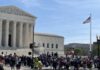 Manifestantes ante el Tribunal Supremo de Estados Unidos durante el caso sobre ciudadanía por nacimiento. Foto: Melina Kolburn, CC BY-SA 4.0, vía Wikimedia Commons.