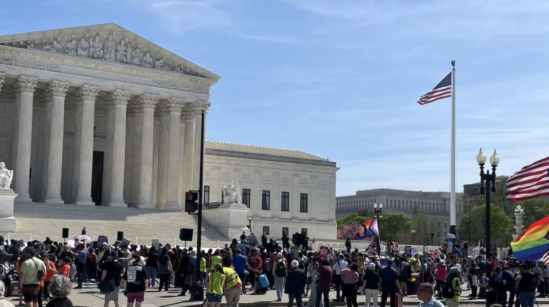 Manifestantes ante el Tribunal Supremo EEUU ©Melina Kolburn, CC BY-SA 4.0 Manifestantes ante el Tribunal Supremo de Estados Unidos durante el caso sobre ciudadanía por nacimiento. Foto: Melina Kolburn, CC BY-SA 4.0, vía Wikimedia Commons.