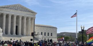 Manifestantes ante el Tribunal Supremo de Estados Unidos durante el caso sobre ciudadanía por nacimiento. Foto: Melina Kolburn, CC BY-SA 4.0, vía Wikimedia Commons.