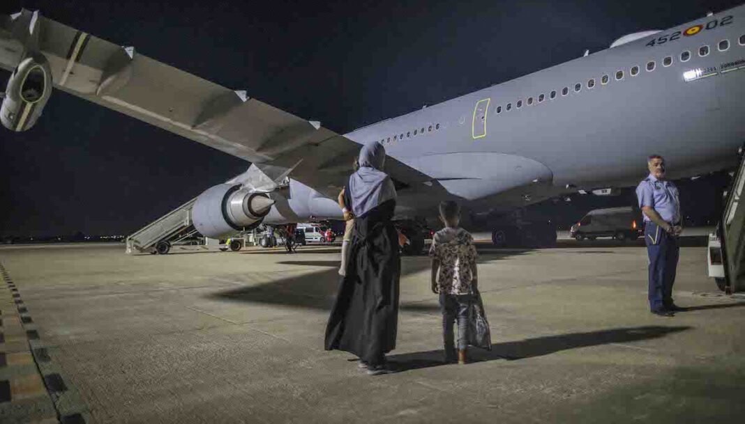 Menores Gaza en Jordania 30JUN2026 Menores gazaties y sus familias embarcan en un aeropuerto de Jordania con destino a Madrid 30JUN2026 ©lamoncloa